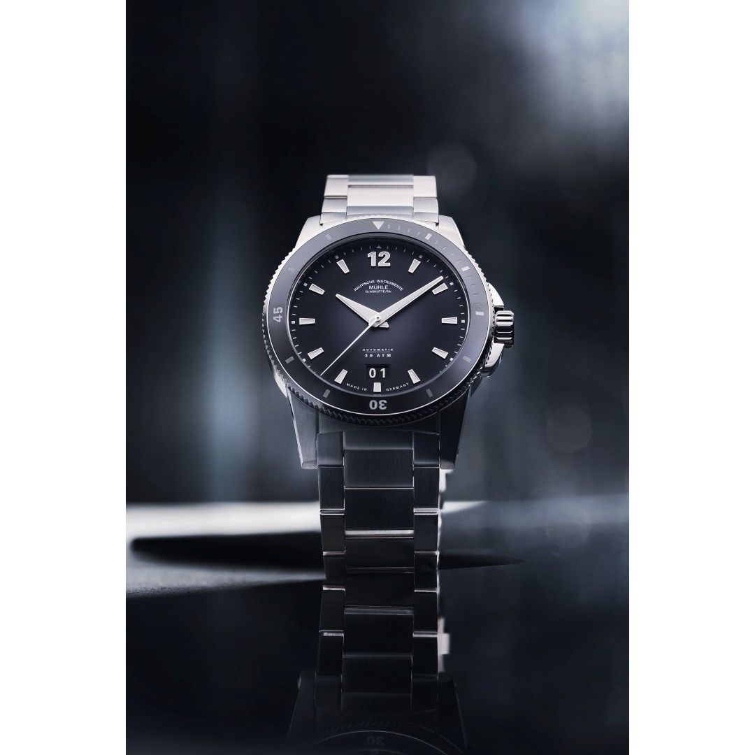 Mühle Glashütte Sportivo Big Date 42.4mm Black Dial Silver Steel Bracelet